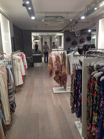 Flirt Damesmode uit Gennep.
Lamel 14x190 gerookt en wit geolied.
Afgewerkt met Osmo mat / transparant 3062